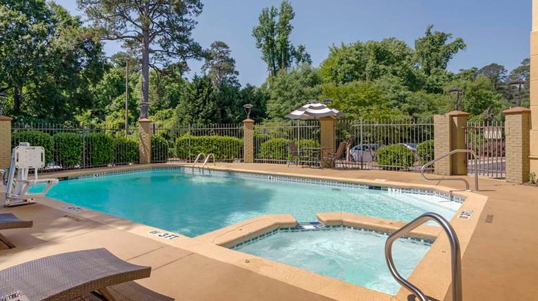 <b>Comfort Suites Pool</b>. Images powered by <a href="https://iceportal.shijigroup.com/" title="IcePortal" target="_blank">IcePortal</a>.