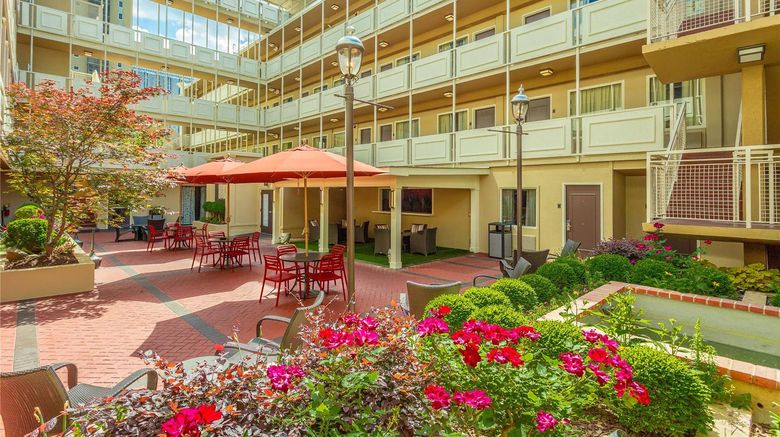 <b>Inn at the Peachtrees, an Ascend Hotel Pool</b>. Images powered by <a href="https://iceportal.shijigroup.com/" title="IcePortal" target="_blank">IcePortal</a>.