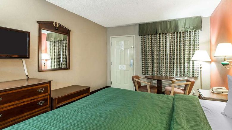 <b>Quality Inn & Suites Room</b>. Images powered by <a href="https://iceportal.shijigroup.com/" title="IcePortal" target="_blank">IcePortal</a>.