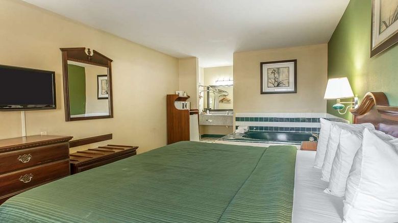 <b>Quality Inn & Suites Suite</b>. Images powered by <a href="https://iceportal.shijigroup.com/" title="IcePortal" target="_blank">IcePortal</a>.