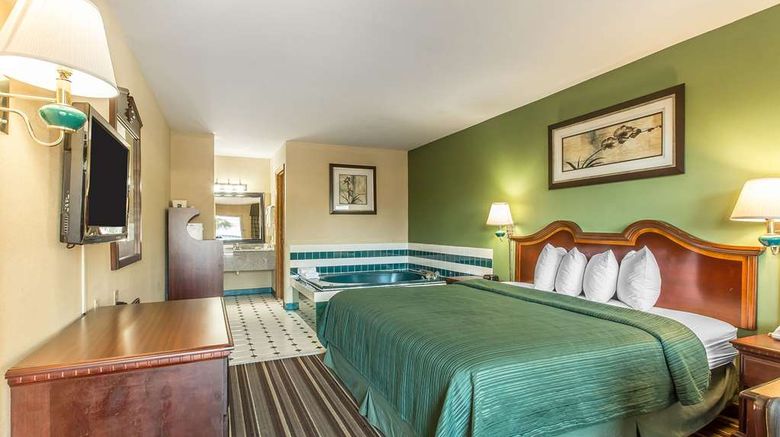 <b>Quality Inn & Suites Suite</b>. Images powered by <a href="https://iceportal.shijigroup.com/" title="IcePortal" target="_blank">IcePortal</a>.