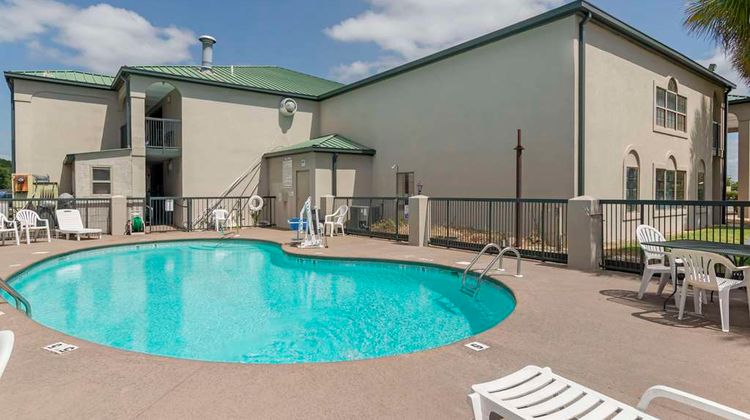 Quality Inn Cordele Pool