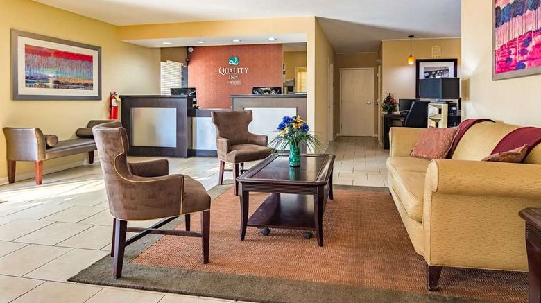 <b>Quality Inn Columbus Lobby</b>. Images powered by <a href="https://iceportal.shijigroup.com/" title="IcePortal" target="_blank">IcePortal</a>.