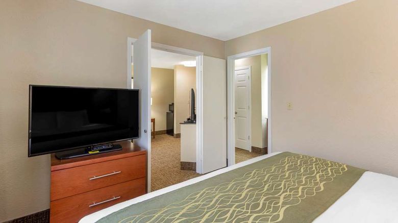 <b>Comfort Inn & Suites at Robins AFB Suite</b>. Images powered by <a href="https://iceportal.shijigroup.com/" title="IcePortal" target="_blank">IcePortal</a>.
