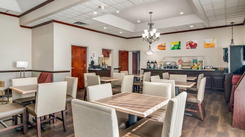 <b>Quality Inn Suwanee Restaurant</b>. Images powered by <a href="https://iceportal.shijigroup.com/" title="IcePortal" target="_blank">IcePortal</a>.