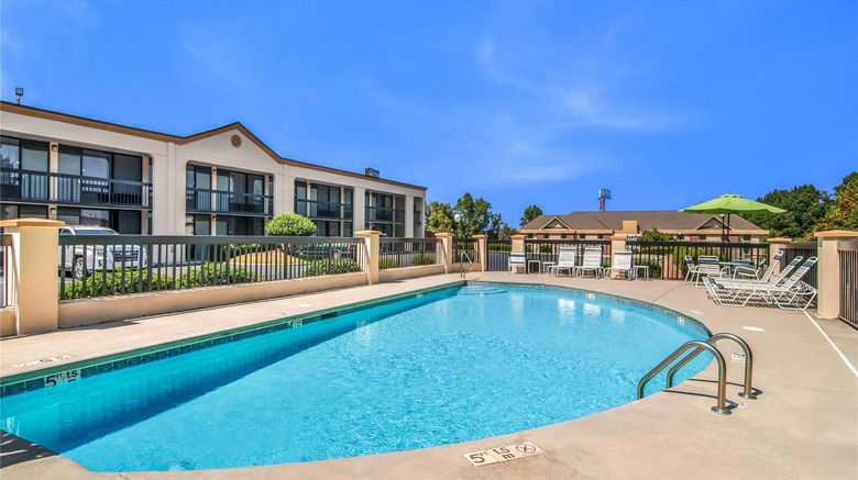 <b>Quality Inn Suwanee Pool</b>. Images powered by <a href="https://iceportal.shijigroup.com/" title="IcePortal" target="_blank">IcePortal</a>.