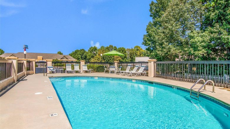 <b>Quality Inn Suwanee Pool</b>. Images powered by <a href="https://iceportal.shijigroup.com/" title="IcePortal" target="_blank">IcePortal</a>.