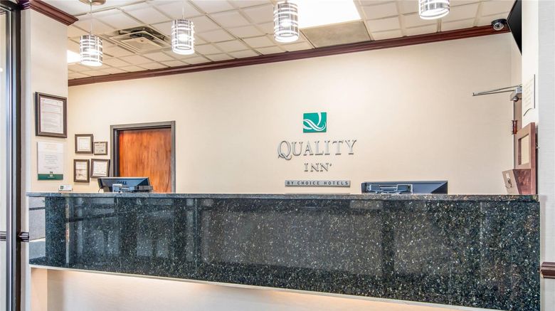 <b>Quality Inn Suwanee Lobby</b>. Images powered by <a href="https://iceportal.shijigroup.com/" title="IcePortal" target="_blank">IcePortal</a>.