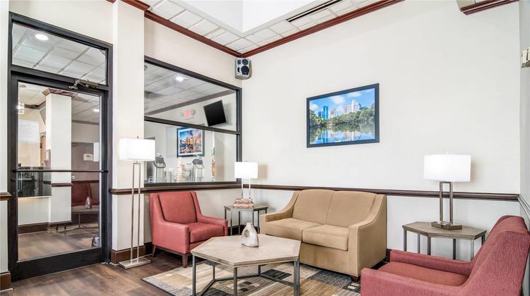 Quality Inn Suwanee Lobby