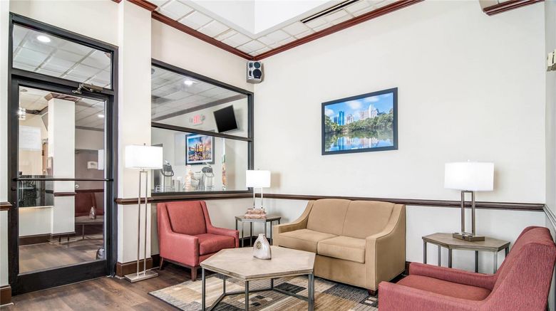 <b>Quality Inn Suwanee Lobby</b>. Images powered by <a href="https://iceportal.shijigroup.com/" title="IcePortal" target="_blank">IcePortal</a>.