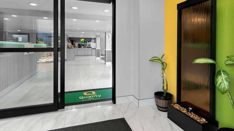 Quality Inn Commerce Lobby