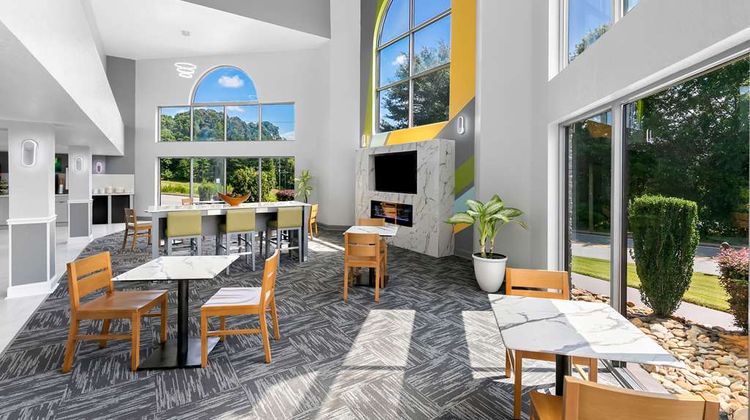 Quality Inn Commerce Lobby