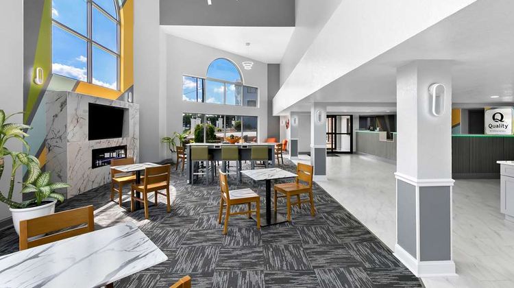 Quality Inn Commerce Lobby