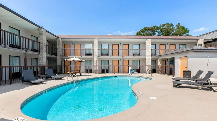 Quality Inn Commerce Pool