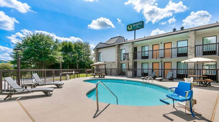 Quality Inn Commerce Pool