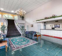 Econo Lodge Dalton Lobby
