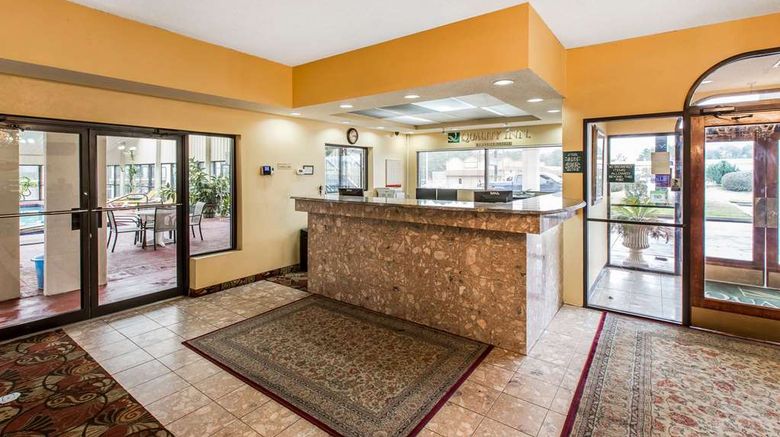 <b>Quality Inn Tifton Lobby</b>. Images powered by <a href="https://iceportal.shijigroup.com/" title="IcePortal" target="_blank">IcePortal</a>.