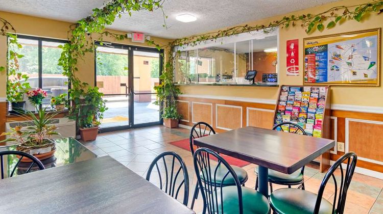 Econo Lodge Decatur Lobby