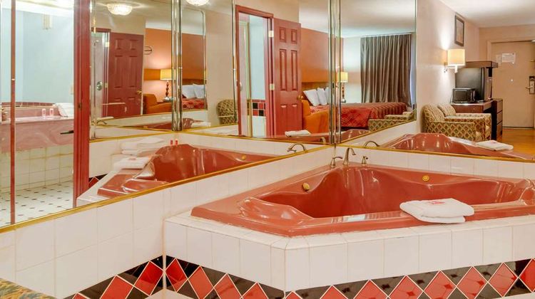 Econo Lodge Decatur Room