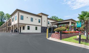 Quality Inn & Suites, Athens University