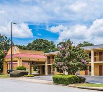 Econo Lodge Inn & Suites At Fort Benning Exterior