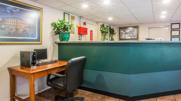 Econo Lodge Inn & Suites At Fort Benning Lobby