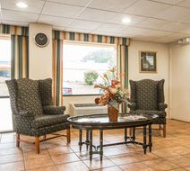 Econo Lodge Inn & Suites At Fort Benning Lobby