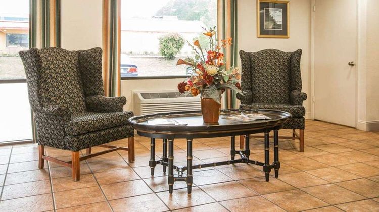 Econo Lodge Inn & Suites At Fort Benning Lobby