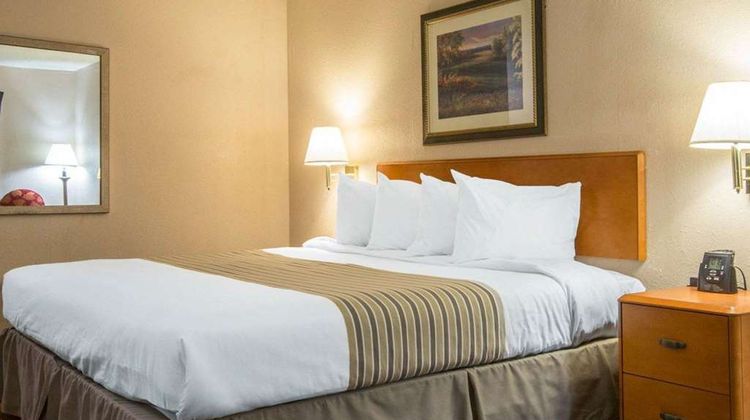 Econo Lodge Inn & Suites At Fort Benning Room