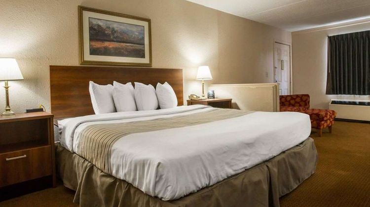 Econo Lodge Inn & Suites At Fort Benning Room