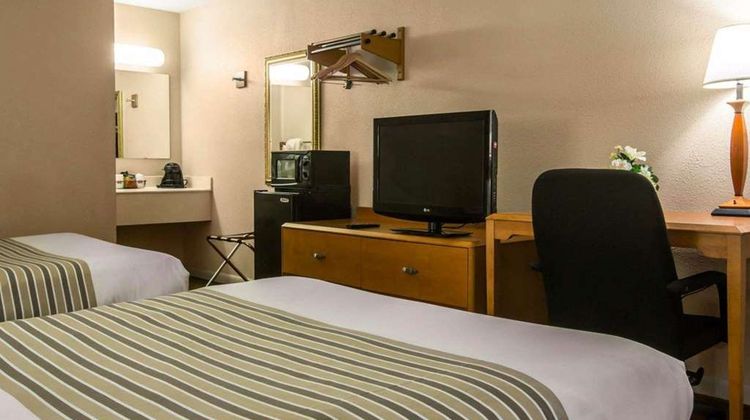 Econo Lodge Inn & Suites At Fort Benning Room