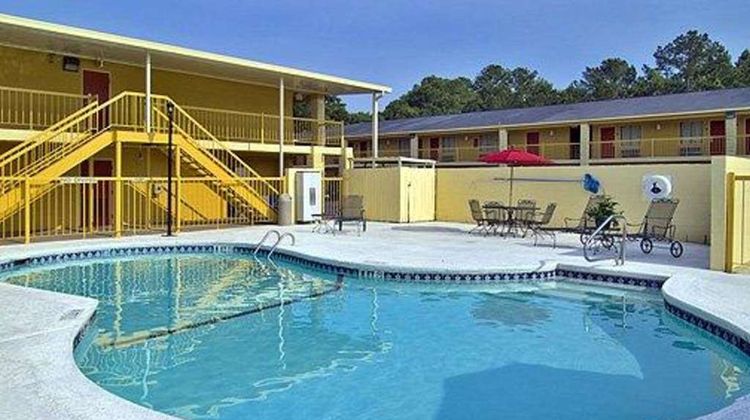 Econo Lodge Inn & Suites At Fort Benning Pool