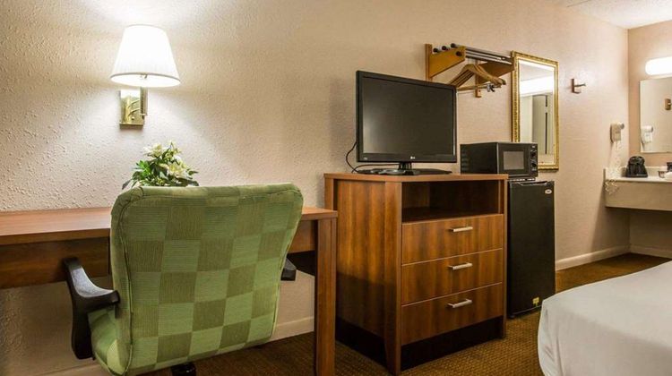Econo Lodge Inn & Suites At Fort Benning Suite