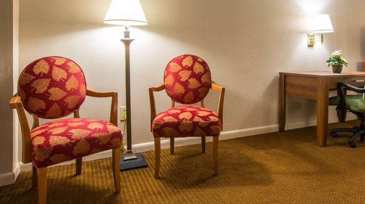 Econo Lodge Inn & Suites At Fort Benning Suite