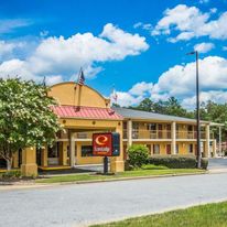 Econo Lodge Inn & Suites At Fort Benning