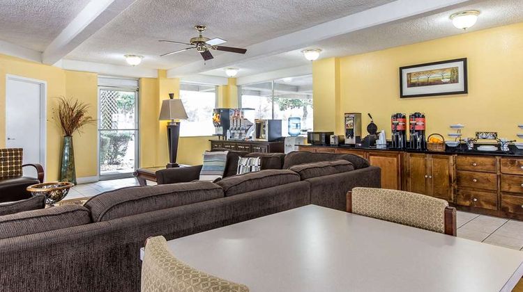 Econo Lodge Byron Lobby