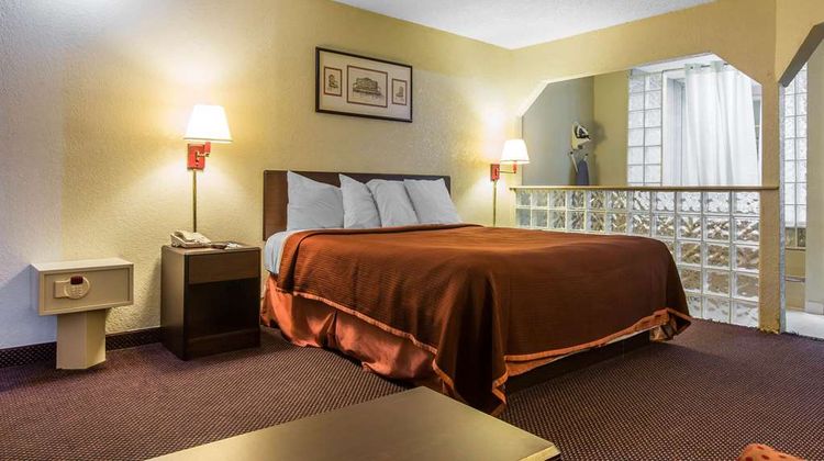 Rodeway Inn & Suites Marietta Suite