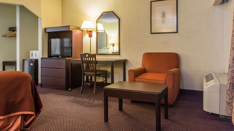 Rodeway Inn & Suites Marietta Suite