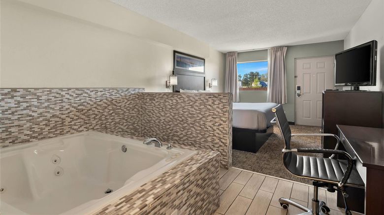 <b>Quality Inn Suite</b>. Images powered by <a href="https://iceportal.shijigroup.com/" title="IcePortal" target="_blank">IcePortal</a>.