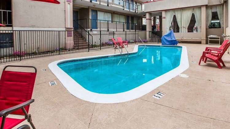 Econo Lodge Atlanta College Park Pool