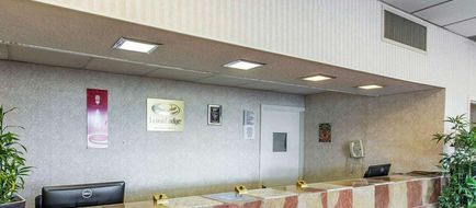 Econo Lodge Calhoun Lobby