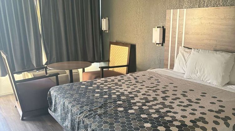 Econo Lodge Calhoun Room