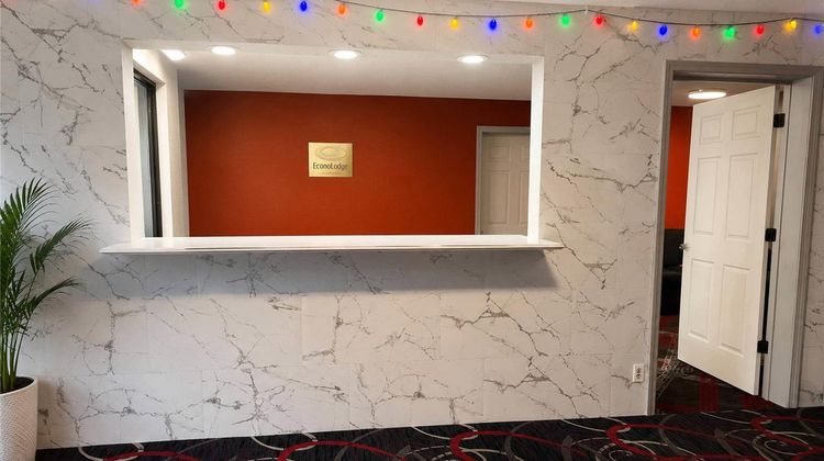 Econo Lodge Calhoun Lobby