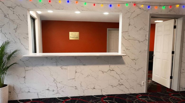 <b>Econo Lodge Calhoun Lobby</b>. Images powered by <a href="https://iceportal.shijigroup.com/" title="IcePortal" target="_blank">IcePortal</a>.
