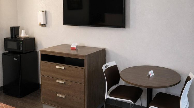 Econo Lodge Calhoun Room