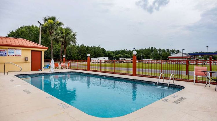 Econo Lodge Kingsland Pool