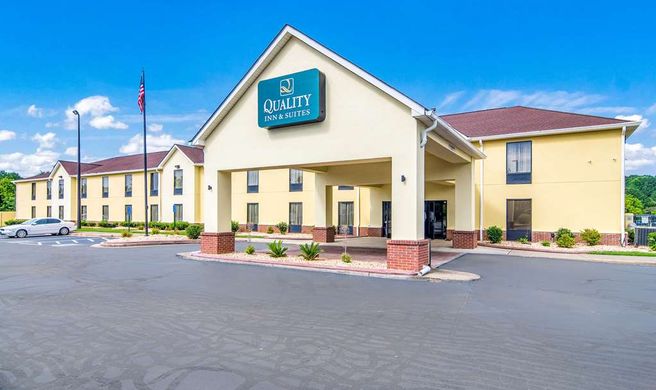 Quality Inn & Suites Exterior
