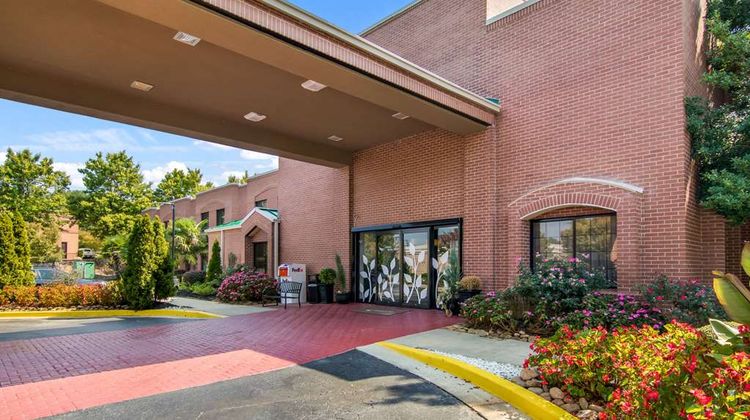 Sleep Inn Near the Avenue Exterior