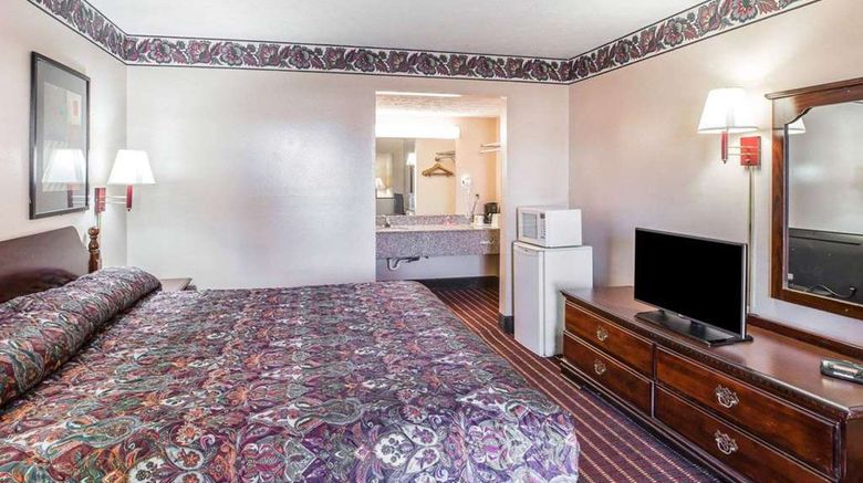<b>Econo Lodge McDonough South Room</b>. Images powered by <a href="https://iceportal.shijigroup.com/" title="IcePortal" target="_blank">IcePortal</a>.