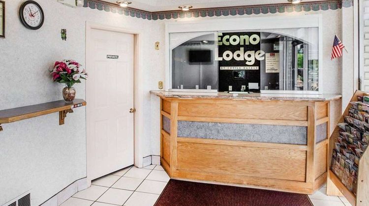 Econo Lodge McDonough South Lobby
